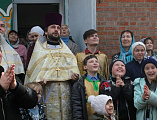 Духовенство, прихожане и дети воскресной школы «Благовест» храма Архангела Михаила п. Каменоломни в день Благовещения Пресвятой Богородицы выпустили в небо голубей