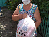 Иерей Александр Туховский и волонтер доставили и раздали продукты питания пожилым жителям хут. Николаевского