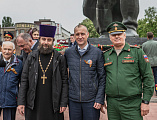 Благочинный Александровск-Грушевского округа протоиерей Сергий Яценко принял участие в возложениях цветов к мемориалам г. Шахты