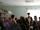 Иерей Иоанн Трофимов и помощник благочинного Александровск-Грушевского округа по миссионерскому служению приняли участие в мероприятии для пожилых жителей поселка Аютинский
