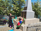 В память о погибших в годы Великой Отечественной войны духовенство возложило цветы к местам захоронений