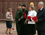Возложение цветов к мемориалу «Аллея памяти»