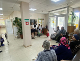Священник и воспитанники воскресной школы посетили реабилитационный центр для престарелых в День Святой Троицы