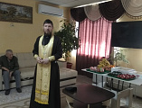 Жильцов дома престарелых хутора Колундаевского поздравили с днем Святой Троицы   
