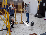 К празднику Воскресения Христова прихожане занялись благоукрашением храма преподобномученицы Елизаветы города Гуково