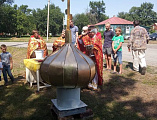 В престольный праздник в храме великомученика и целителя Пантелеимона с. Павловка было совершено соборное богослужение и установка купола