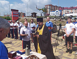 Протоиерей Василий Хадыкин благословил участников международного автопробега «Дорогами Победы»