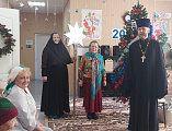Протоиерей Роман Мясников в дни святок посетил дом престарелых