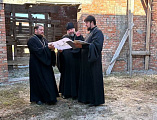 Преосвященнейший епископ Симон ознакомился с ходом строительства храма святой Матроны Московской города Донецка