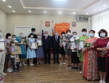 В г. Красный Сулин заместитель председателя Донского парламента, глава Администрации Красносулинского района, представитель Шахтинской епархии и Общественного совета Главка Донской полиции поздравили медиков, работников культуры и социальной сферы 