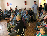 Помощники благочинного Александровск-Грушевского округа посетили подопечных социального центра по оказанию помощи лицам без определённого места жительства г. Шахты