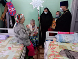 С праздником Рождества Христова протоиерей Роман Мясников и прихожане поздравили постояльцев хосписа хутора Красный