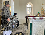 Преосвященнейший епископ Симон совершил Литургию Преждеосвященных Даров в храме святого благоверного князя Александра Невского города Шахты