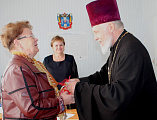 Иерей Олег Бурлаков поздравил сотрудников Администрации города Гуково, вручив пасхальные подарки