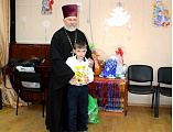 Иерей Олег Бурлаков и ученики воскресной школы «Свет Ангела» посетили детей, находящихся в социально-реабилитационном центре г. Гуково