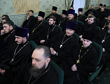 В районном ДК пос. Каменоломни состоялась встреча профессора Александра Леонидовича Дворкина с духовенством Шахтинской епархии. На встрече присутствовал епископ Шахтинский и Миллеровский Симон