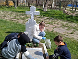Воспитанники воскресной школы «Азы Православия» привели в порядок погост