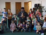 Настоятель Смоленского храма станицы Шумилинской посетил Детский сад, священник провел урок рисования, темой которого была Пасха