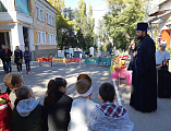 В Каменской специальной школе № 15 настоятель храма Всех святых, в земле Русской просиявших, протоиерей Виталий Крейдич принял участие в мероприятии, посвященном Покрову Божьей Матери