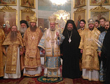 Преосвященнейший епископ Симон сослужил Блаженнейшему Архиепископу Новой Юстинианы и всего Кипра Хризостому II в Соборе Троицы Живоначальной Данилова монастыря