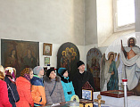 Ученики 7-го класса средней школы №2 г. Донецка вместе с педагогом-психологом Бородиной Натальей Олеговной посетили храм Успения Пресвятой Богородицы