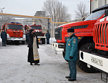 Иерей Евгений Осяк освятил автопарк пожарных машин
