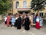 В актовом зале Свято-Георгиевской православной школы Ростова-на-Дону, состоялась конференция педагогов воскресных школ по реализации проекта «Взаимопосещение занятий педагогами воскресных школ и учебно-воспитательных групп приходов Ростовской-на-Дону епар