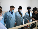 С наступающими Новым годом и Рождеством Христовым Преосвященнейший епископ Симон вместе с главой Администрации г. Шахты А.В. Ковалевым поздравил детей, находящихся на лечении в шахтинской больнице