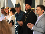В День знаний по приглашению администрации школы №14 г. Шахты настоятель храма св. блгв. кн. Александра Невского г. Шахты иерей Георгий Болоцков посетил торжественную линейку, посвящённую началу нового учебного года