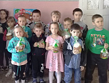 Настоятель храма в честь иконы Божией Матери Смоленской Одигитрии ст. Шумилинской иерей Александр Туховский посетил детский сад хутора Новониколаевского с пасхальной благотворительной акцией