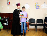 Иерей Олег Бурлаков и ученики воскресной школы «Свет Ангела» посетили детей, находящихся в социально-реабилитационном центре г. Гуково