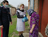 Благочинный приходов Нижнедонского округа принял участие в раздаче помощи нуждающимся в рамках благотворительного марафона «Корзина доброты» 