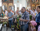 В день Святой Троицы, Пятидесятницы епископ Симон совершил праздничное богослужение