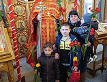В Донском храме Новошахтинска воспитанники воскресной школы поздравили прихожанок с днём жён-мироносиц