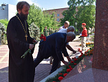В День памяти и скорби к мемориалу «Аллея героев» в п. Каменоломни возложены цветы