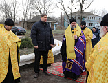 Преосвященнейший епископ Симон совершил чин освящения креста и купола для храма преподобного Серафима Саровского поселка Отрадный Багаевского района