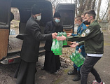С гуманитарного склада Покровского кафедрального собора города Шахты доставлена помощь в пункт временного размещения беженцев