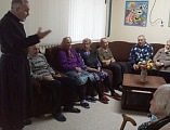 Помощник благочинного Новошахтинского округа провел встречу с получателями услуг Новошахтинского дома престарелых