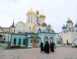 В Свято-Троицкой Сергиевой Лавре Преосвященнейший епископ Симон совершил молебное пение в храме Святой Троицы у мощей преподобного Сергия Радонежского