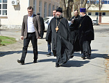 Преосвященнейший епископ Симон посетил пациентов красной зоны COVID-госпиталя г. Каменск Шахтинский