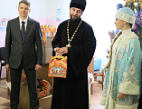 Епископ Симон и глава Администрации г. Шахты А.В. Ковалев поздравили детей, находящихся на лечении в больнице с наступающими зимними праздниками