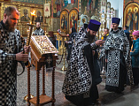Епископ Симон совершил утреню Великой пятницы с чтением двенадцати Страстных Евангелий