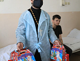 С наступающими Новым годом и Рождеством Христовым Преосвященнейший епископ Симон вместе с главой Администрации г. Шахты А.В. Ковалевым поздравил детей, находящихся на лечении в шахтинской больнице