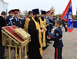 Торжественная присяга кадет и освящение нового Знамени лучшего в России казачьего кадетского корпуса состоялись на соборной площади Покровского кафедрального собора г. Шахты