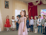 Воспитанники воскресной школы Покров г. Шахты поздравили мам и бабушек с Днём матери