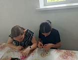 Девочки воскресной школы села Первомайского мастерят украшения для праздника Святой Троицы