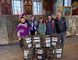 Миллеровские студенты помогают православным волонтерам плести маскировочные сети для фронта   