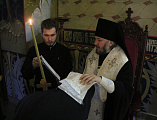 Преосвященнейший епископ Симон прочел молитву на снятие клобука над новопостриженным иеромонахом Игнатием (Лукьянчиковым)