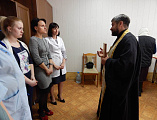 По инициативе главного врача Мартыновой Инны Евгеньевны священнослужитель Сергий Столяров освятил Районную больницу г. Красный Сулин 