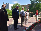В День памяти и скорби к мемориалу «Аллея героев» в п. Каменоломни возложены цветы